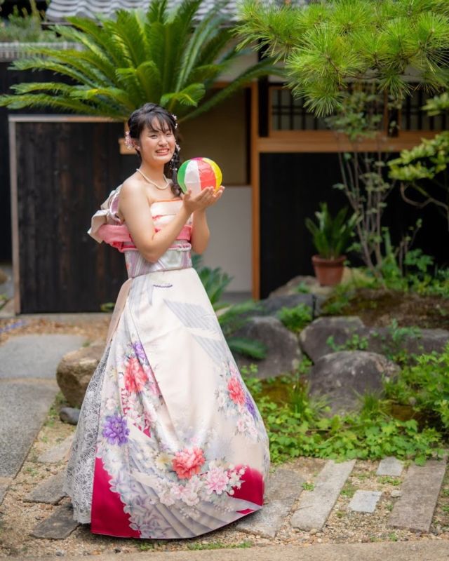 オリエンタル和装
・
『ゆりプロデュース撮影会』
・
成人式前撮り 後撮りに
振袖姿👘とオリエンタル和装姿👗を ロケーション撮影📷
・
大阪府枚方市 枚方公園前
「ひらかた京町家」
@hirakatakyomachiya にて

※写真の無断転載は ご遠慮下さい！
・
「ザ・オリエンタル和装®︎」
・
振袖👘を 裁断縫製は一切行わず 着付師の技術のみで 10分で ドレス👗姿へと変身させます。
登録商標登録第41種 第5448938号
愛知県弥富市の村井昭子代表によって 考案されました。
・
一般着付け着物の投稿は
@yuri_ueda_ 
・
#オリエンタル和装
#オリエンタル和装大阪代理店 
#オリエンタル和装関西代理店
#ゆりプロデュース撮影会 
#ひらかた京町家
#和ゆり着物教室
#着付けコンシェルジュ
#振袖ドレス
#着物ドレス
#プレ花嫁
#結婚準備
#結婚式
#披露宴
#ブライダル
#お色直し
#振袖
#ママ振袖
#花嫁衣装
#成人式
#成人式前撮り
#結婚式前撮り
#ウェディングフォト 
#ロケーション撮影
#枚方着物
#枚方着付け教室
#着付け講師
#一級着付け技能士
#ドレス#kimono  #orientalwasou