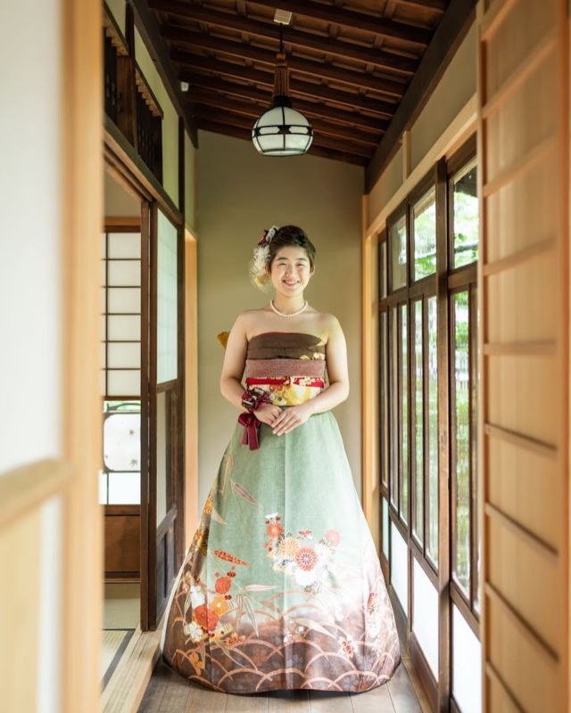 オリエンタル和装®︎ 
・
『ゆりプロデュース撮影会』
・
成人式前撮り 後撮りに
振袖姿👘とオリエンタル和装姿👗を ロケーション撮影📷
・
大阪府枚方市 枚方公園前
「ひらかた京町家」
@hirakatakyomachiya 
を あなたのためだけに 一日貸し切り❗️
・
お問い合わせは お気軽に😊
プロフィール欄 ＊ホームページより＊
・
アメブロ・和 ゆり着付け教室
https://ameblo.jp/lily-ue/
・
一般着付け着物の投稿は
@yuri_ueda_ 

※写真の無断転載は ご遠慮下さい！
・
「ザ・オリエンタル和装®︎」
・
振袖👘を 裁断縫製は一切行わず 着付師の技術のみで 10分で ドレス👗姿へと変身させます。
登録商標登録第41種 第5448938号
愛知県弥富市の村井昭子代表によって 考案されました。
・
・
#オリエンタル和装
#オリエンタル和装大阪代理店 
#オリエンタル和装関西代理店
#ゆりプロデュース撮影会 
#ひらかた京町家
#和ゆり着物教室
#着付けコンシェルジュ
#振袖ドレス
#着物ドレス
#着物 
#プレ花嫁
#結婚準備
#結婚式
#披露宴
#ブライダル
#お色直し
#振袖
#ママ振袖
#花嫁衣装
#成人式
#成人式準備相談
#成人式前撮り
#結婚式前撮り
#ウェディングフォト 
#ロケーション撮影
#枚方着物
#枚方着付け教室
#枚方
#枚方市 
#一級着付け技能士