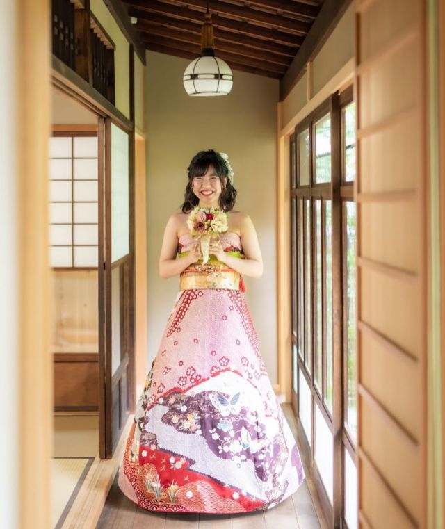 オリエンタル和装®︎ 
・
『ゆりプロデュース撮影会』
・
成人式前撮り 後撮りに
振袖姿👘とオリエンタル和装姿👗を ロケーション撮影📷
・
大阪府枚方市 枚方公園駅前
「ひらかた京町家」
@hirakatakyomachiya 
を あなたのためだけに 一日貸し切り❗️
・
お問い合わせは お気軽に😊
プロフィール欄 ＊ホームページより＊
・
アメブロ・和 ゆり着付け教室
https://ameblo.jp/lily-ue/
・
一般着付け着物の投稿は
@yuri_ueda_ 

※写真の無断転載は ご遠慮下さい！
・
「ザ・オリエンタル和装®︎」
・
振袖👘を 裁断縫製は一切行わず 着付師の技術のみで 10分で ドレス👗姿へと変身させます。
登録商標登録第41種 第5448938号
愛知県弥富市の村井昭子代表によって 考案されました。
・
・
#オリエンタル和装
#オリエンタル和装大阪代理店 
#オリエンタル和装関西代理店
#ゆりプロデュース撮影会 
#ひらかた京町家
#和ゆり着物教室
#着付けコンシェルジュ
#振袖ドレス
#着物ドレス
#着物 
#プレ花嫁
#結婚準備
#結婚式
#披露宴
#ブライダル
#お色直し
#振袖
#ママ振袖
#花嫁衣装
#成人式
#成人式準備相談
#成人式前撮り
#結婚式前撮り
#ウェディングフォト 
#ロケーション撮影
#枚方着物
#枚方着付け教室
#枚方
#枚方市 
#一級着付け技能士